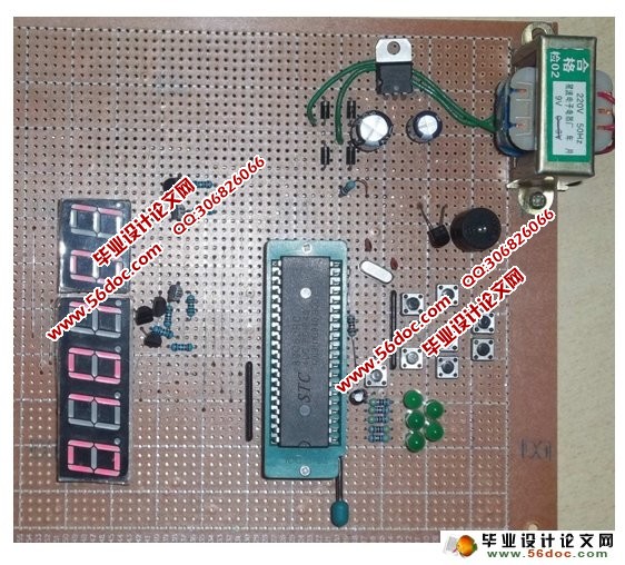 基于单片机AT89S52宠物自动喂食器的设计(含程序)(8100字) 摘要 本设计所研究的是实现一个宠物自动喂食器,即先将宠物饲料放入其中,通过设定五个喂食时间点,当到达这一时间点后,系统发出喂食信号吸引宠物,自动进行喂食。本设计主要研究如何设定五个时间点并发出喂食信号。宠物喂食器系统主要包括单片机控制、自动开关和蜂鸣器提示、倒计时间设定系统。喂食器的喂食过程,通过键盘设定五个倒计时间,当依次到达这五个时间时,发光二极管发光,蜂鸣器发出响声,吸引宠物过来进食并自动投放食物。本设计解决了工作时或节假日时由于